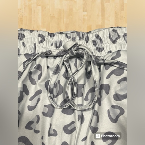 NWOT Women’s Size Medium Cheetah Print Polyester Long Sleeve Top Bottom Sleepwea - Picture 8 of 10